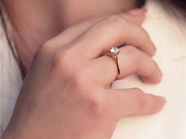 Agave arany gyűrű 14 karátos sárga aranyból, briliáns csiszolású természetes gyémánttal, kézen viselve.