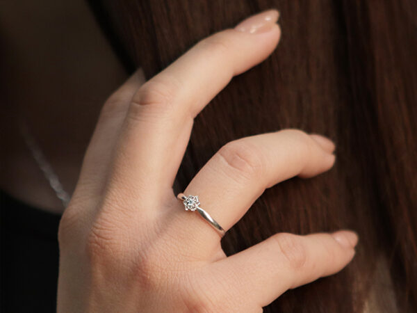 Freya gyémánt gyűrű 14 karátos fehéraranyból, briliáns csiszolású természetes gyémántokkal, kézen viselve.